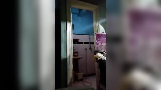 البنت المتناكه في الحمام واقفه وتضرب سبعه ونص بتاعتها وتفشخ في رجلها وهي واقفه وتفتح فيها ولبنها ا سكس مصري لكتير متعبي في كسها بينزل عالارض الحمام