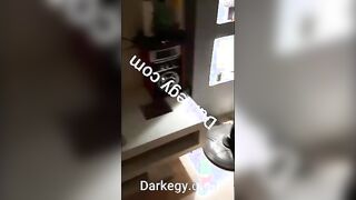 البنت لابسه قميص النوم الوردي وهي بتنلعب في بزازها مطلعاهم بره وتعصر سكس مصري  فيهم بيديها اليمين وتشد حلمه بزها لبره