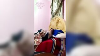 الراجل واقف بيلعب في زوبره وهو بيتفرج علي مراته الشرموطه بتتناك قدامه من  سكس مصري صاحبه في كسها ومهري كسها من النيك قدامه