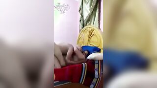 الراجل واقف بيلعب في زوبره وهو بيتفرج علي مراته الشرموطه بتتناك قدامه من  سكس مصري صاحبه في كسها ومهري كسها من النيك قدامه