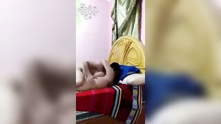الراجل واقف بيلعب في زوبره وهو بيتفرج علي مراته الشرموطه بتتناك قدامه من  سكس مصري صاحبه في كسها ومهري كسها من النيك قدامه