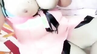 اللبوه بتلعب في كسها وبزازها ونيمه عالارض علي جنبها وتشد بيديها ببزتها الحمرا لب سكس مصري ره وتصرخ ااه من التهييج ومنيبكه بتاعتها