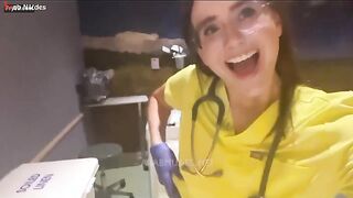 البنت الفاجره بتنزل الجيبه بتاعتها لتحت وترفع البلوزه وتقوم مطلعه بزازها الصغيره ل سكس مصري بره هي وبتتصور فيديو وبتكلم المز بتاعها