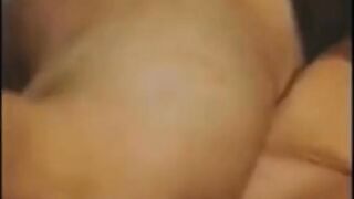 البنت قاعده عالارض رافعه رجلها وبتلعب في كسها وبتنزل لبنها علاطول كتار كانو واك سكس مصري لين كيسها وماسكه المناديل عالارض وبتمسح