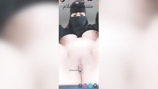 بنت الشرموطه مطلعه صدرها الكبير بتعصر فيهم بيديها وتلعب فيهم وبعدها بتجيب حته بلاستيك خضرا سكس مصري  اللون وتدخلها في كسها من جوه وتلعب فيه