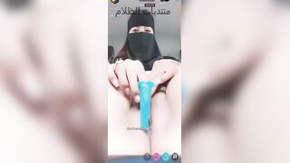 بنت الشرموطه مطلعه صدرها الكبير بتعصر فيهم بيديها وتلعب فيهم وبعدها بتجيب حته بلاستيك خضرا سكس مصري  اللون وتدخلها في كسها من جوه وتلعب فيه