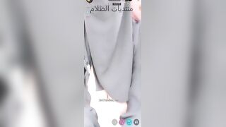 بنت الشرموطه مطلعه صدرها الكبير بتعصر فيهم بيديها وتلعب فيهم وبعدها بتجيب حته بلاستيك خضرا سكس مصري  اللون وتدخلها في كسها من جوه وتلعب فيه
