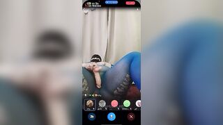 اللبوه لابسه بيجامه زرقا ضيقه ونيمه علي ضهرها بترفع رجلها الاتنين وتضمهم علي بعض وصد سكس مصري يقها بيصور فيها من غير متعرف وهو بحضنها