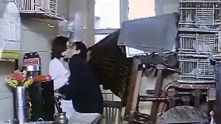 البنت نايمه عالارض في الصاله وسط اخواتها البنات الصغيرين وابوها شارب ومحشش وبيدخل عليها بينا سكس مصري م فوقيها ومطلع زوبره علاطول ونايم معاها