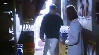 البنت نايمه عالارض في الصاله وسط اخواتها البنات الصغيرين وابوها شارب ومحشش وبيدخل عليها بينا سكس مصري م فوقيها ومطلع زوبره علاطول ونايم معاها