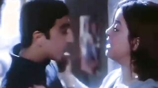 البنت نايمه عالارض في الصاله وسط اخواتها البنات الصغيرين وابوها شارب ومحشش وبيدخل عليها بينا سكس مصري م فوقيها ومطلع زوبره علاطول ونايم معاها