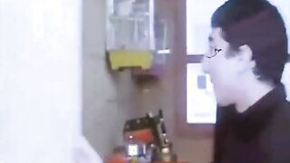 البنت نايمه عالارض في الصاله وسط اخواتها البنات الصغيرين وابوها شارب ومحشش وبيدخل عليها بينا سكس مصري م فوقيها ومطلع زوبره علاطول ونايم معاها