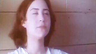 البنت نايمه عالارض في الصاله وسط اخواتها البنات الصغيرين وابوها شارب ومحشش وبيدخل عليها بينا سكس مصري م فوقيها ومطلع زوبره علاطول ونايم معاها