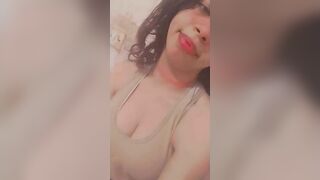 البنت المتناكه نايمه عالسرير بالبراه الابيض وبتصور صدرها هو وطالع وب سكس مصري تلعب فيه وتمشي صباعها الكبير عليه الاول