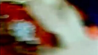 البنت واقفه ورافعه رجل واحده وبتدخل علبه بلاستيك في كسها براحه وهي فاتحه  سكس مصري بوقها بتقول ااه ي كسي وتتكيف وتتمتع منه