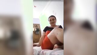 ماما الشرموطه لابسه الكاش المايوه بتاعي وقاعده بتكلم في الرجاله وكل شويه تفتح  سكس مصري فيديو وعالارض متربعه ومش لابسه اندر وير