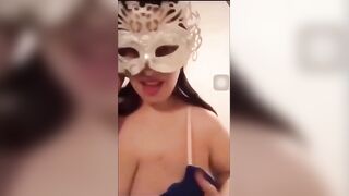 البنت حاطه ماسك الاحتفالات علي وشها وبتتكلم لايف شات وهي لابسه قطعه الانجري وبتسخن ال بتكلمه وتهيج سكس مصري ه قصاد تريحه ويبعتلها الفلوس ال محتجاها