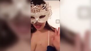 البنت حاطه ماسك الاحتفالات علي وشها وبتتكلم لايف شات وهي لابسه قطعه الانجري وبتسخن ال بتكلمه وتهيج سكس مصري ه قصاد تريحه ويبعتلها الفلوس ال محتجاها