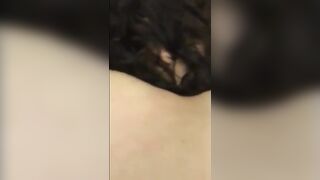 الشرموطه لابسه قطعه الانجري الاسود ومتخرمه من الكس والطيز ومفلقسه طيز سكس مصري ها وشغاله تهزها وتميلها يمين وشمال شويه