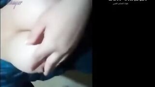 الشرموطه لابسه البيجامه وهي بتتصور بتلفونها بتقلعها حته حته وترمي عالارض وبصوابع ايد سكس مصري ها شغاله تمشيبها علي جسمها براحه ومنيكه