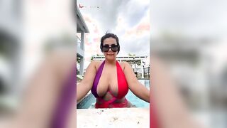 الموزه المتناكعه في البانيو ولابسه المايوه الضيق ونضاره المايه وت سكس مصري لعب في كسها من تحت الميه وبزازها الحلوه