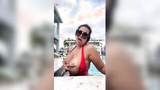 الموزه المتناكعه في البانيو ولابسه المايوه الضيق ونضاره المايه وت سكس مصري لعب في كسها من تحت الميه وبزازها الحلوه