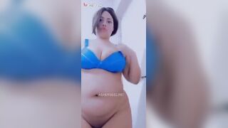 مصطفي الخول عالكنبه قاعد بيشرب سيجارته واللبوه حبيبته بتجي بقميصها النوم الاسود قاعده ع سكس مصري لي رجله وبتبوسه في شفايفه بوس مشبك كتير