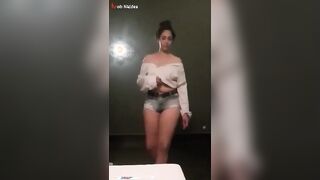 اللبوه مضلمه الاوضه وواقفه مشغله التلفون بتاعها الكشاف وبتقلع هدومها حته حته وترميه عالارض كله وبعدين بتجي تلعب سكس مصري  في بزازها براحه وتمشي علي طيزها بيديها