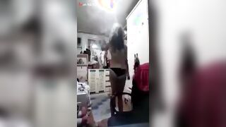 اللبوه مضلمه الاوضه وواقفه مشغله التلفون بتاعها الكشاف وبتقلع هدومها حته حته وترميه عالارض كله وبعدين بتجي تلعب سكس مصري  في بزازها براحه وتمشي علي طيزها بيديها