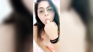 الطالبه المتناكه بتفتح كاميرا وهي في اوضتها لوحدها للمدرس بيشوفها بالاندر الاسود وبينام معا سكس مصري ها كاميرا كانه حاضر معاها لغايه مينزلهم