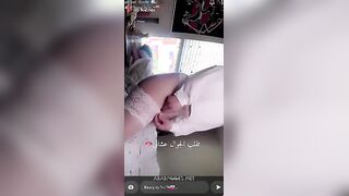 الراجل زانق البنت المتناكه بتاعته عالحيط وشغال يضربها علي طيزها الصغيره وبيعضها باسنانه وهي بتصرخ منه وبينزل تحتها سكس مصري  بيلحس في كسها بلسانه وبيدخله جوه الخرم