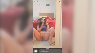 الشرموطه قاعده عالارض ورافعه رجلها وماسكه التلفون بتاعها بتكلم المز سكس مصري  بتاعها هي وقالعه الاندر وبتلعب في كسها