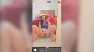 الشرموطه قاعده عالارض ورافعه رجلها وماسكه التلفون بتاعها بتكلم المز سكس مصري  بتاعها هي وقالعه الاندر وبتلعب في كسها