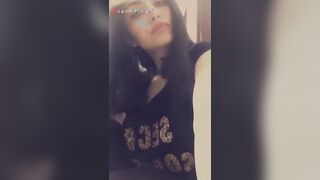 البنت الفاجره فاتحه لايف وبتفرج شعرها الطويل للرجاله وهي بتميله وتلعب فيه وت سكس مصري فرده بتجزب الناس ليها بحركاتها المتناكه