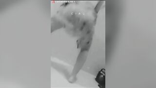 البنت الفاجره فاتحه لايف وبتفرج شعرها الطويل للرجاله وهي بتميله وتلعب فيه وت سكس مصري فرده بتجزب الناس ليها بحركاتها المتناكه