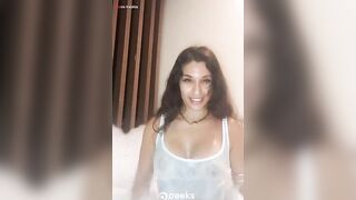 اللبوه في الشارع ماشيه بلبسها الضيق وطيازها الكبيره مفلوقه نصين من عرضها من كتر النيك فيه سكس مصري ا وشغاله تسخن وزتهيج الشباب ال ب الشارع