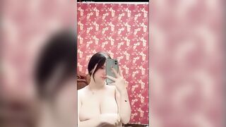 الشرموطه قالعه ملط وفاشخه رجلها اوي عالارض وبيديها حلاوه السويت لازاله الشعر وبتفردها علي ك سكس مصري سها وتشد شعر كسها ف السشويت لبره وتتالم