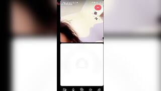 البنت واقفه علي حرف السرير وميله نص جسمها عالسرير وهي طيزها لبره سكس مصري  والخول وراها واقف بيلعب بصباعه في كسها