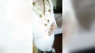الراجل ليله صباحيته لابس الروب الابيض وطالع من الحمام بيقلعه وبينام مع مراته علا سكس مصري طول زوبره بيوقف مش عايز يبطل نيك ويتكيف