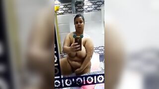الدبدوبه التخينه في الحمام عريانه وواقفه عالمرايا بتصور في جسم سكس مصري ها المتناكه وصدرها الكبير ملهلط من كبره