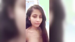 الشرموطه بتتصور فيديو وهي عريانه في اوضتها وتلعب في بزها الصغي سكس مصري ر علشان يكبر وبتلعب في كسها من بره لبره