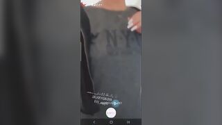 البنت الفاجره بتكلم الراجل فيديو وبتقف تقلع له البيجامه ال لابساها وترميها عالارض وواحده واحده بتقله الاندر سكس مصري  بتاعها وتبيق عريانه وتفضل تلف في نفسها