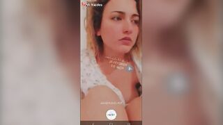 البنت الفاجره بتكلم الراجل فيديو وبتقف تقلع له البيجامه ال لابساها وترميها عالارض وواحده واحده بتقله الاندر سكس مصري  بتاعها وتبيق عريانه وتفضل تلف في نفسها