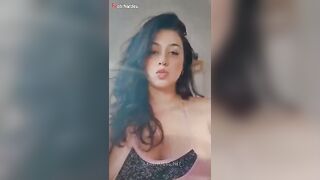 البنت اتلموزه مظبته شعرها ولبسها في الكوافير بتقابل حبيبها وتحب تتصور معاه وهو بينيك ك سكس مصري سها وتتفرج علي نفسها هي وبتتناك في كسها