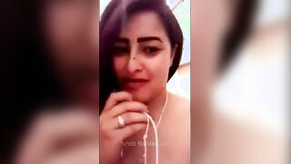 الشرموطه الهنديه قالعه البراه ال من فوق وحاطه السماعات في ودانها بتتكلم فيديبو مع الشباب ل سكس مصري ايف وتفرجو علي صدرها الكبير مقابل المال