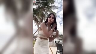 الموزه لابسه فستان قصير ضيق وحاطه الروج كتير في شفايفها وخارجه تتناك من ب سكس مصري ره بتشوفها الزوبر بيوقف علاطول لامجادله