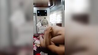 البنت عالسرير مع حبيبها بيبوس فيها وبيسخن نفسه وماسك بزها بيرضع منه  سكس مصري وبيلحسه بلسانه اوي وبيشد حلمه بزها لبره