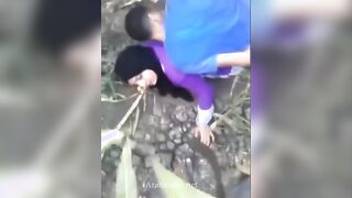 الراجل الخول مراته سافرت وهو مش عارف يريح نفسه بتشوفه وهو ماسك في زوبره بيلعب  سكس مصري فيه وبيضرب عشرته وبينزلهم عالاندر بتاعه