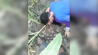 الراجل الخول مراته سافرت وهو مش عارف يريح نفسه بتشوفه وهو ماسك في زوبره بيلعب  سكس مصري فيه وبيضرب عشرته وبينزلهم عالاندر بتاعه