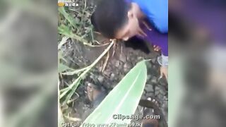 البنت عالارض مفلقسه طيزها ولابسه القميص القصير وهو ماسكها منه  سكس مصري وبيشدها وزوبره في كسها كله رايح جي فيها